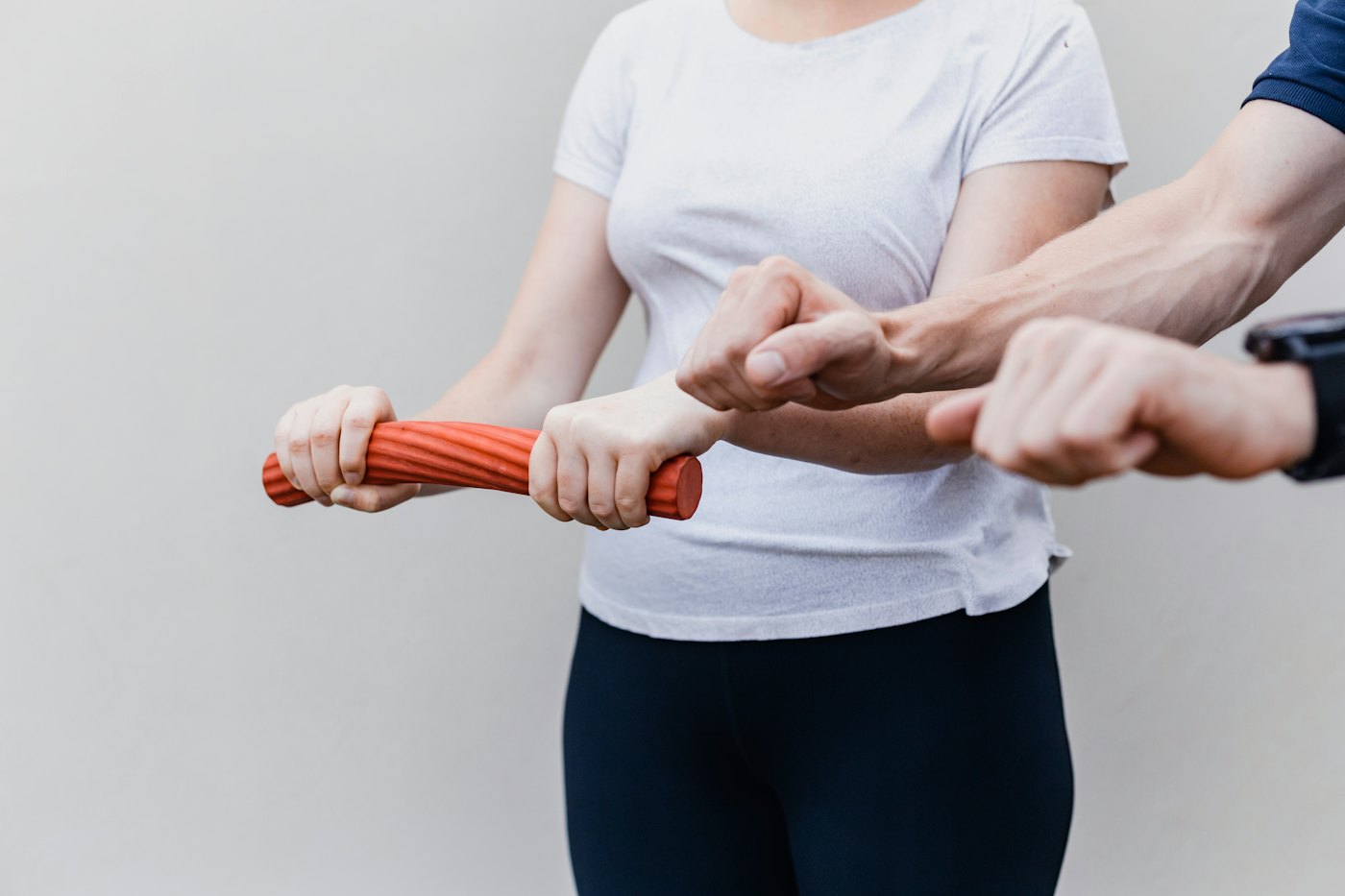 Fisioterapeuta evaluando la fuerza del antebrazo